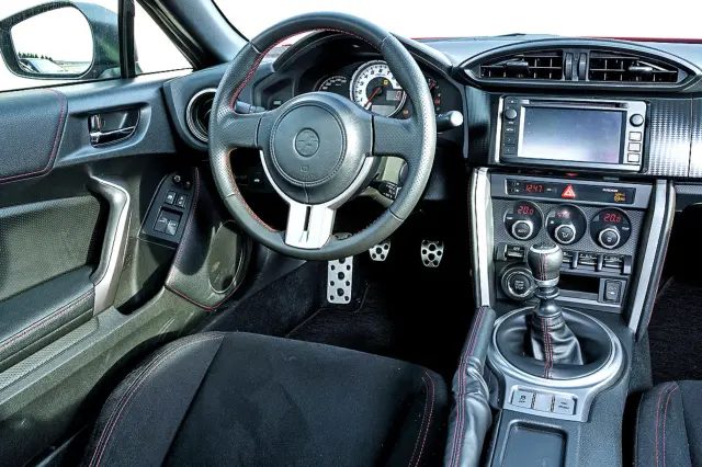 Enfrentamos el Toyota Corolla Coupé GT de los 80 contra el GT86. Cockpit del GT86.