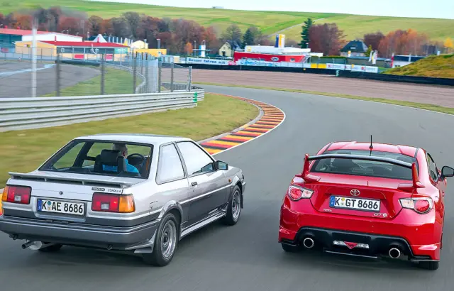 Enfrentamos el Toyota Corolla Coupé GT de los 80 contra el GT86. Zagas.