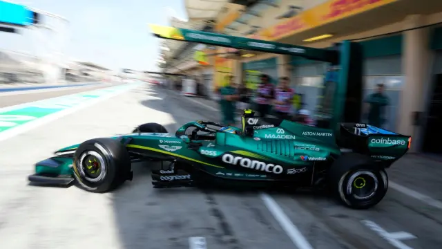 Fernando Alonso saliendo de boxes durante la pretemporada de 2026