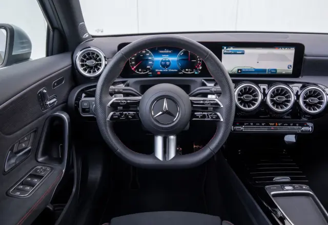 Comparativa del Audi A3 allstreet TFSI e 150 kW vs. Mercedes A 250 e. Cockpit.