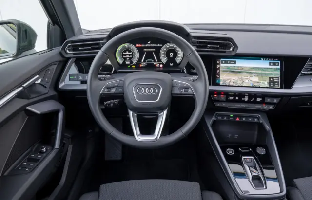 Comparativa del Audi A3 allstreet TFSI e 150 kW vs. Mercedes A 250 e. Cockpit del Audi.