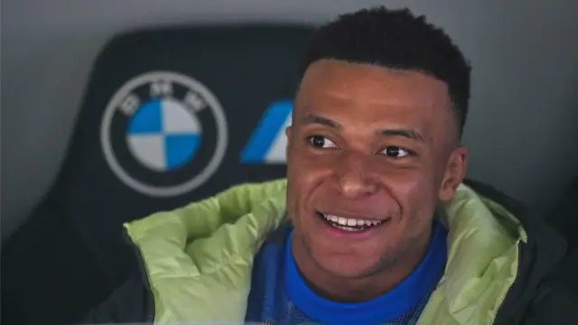 Kylian Mbappé, con el logo de BMW detrás, en el banquillo del Real Madrid
