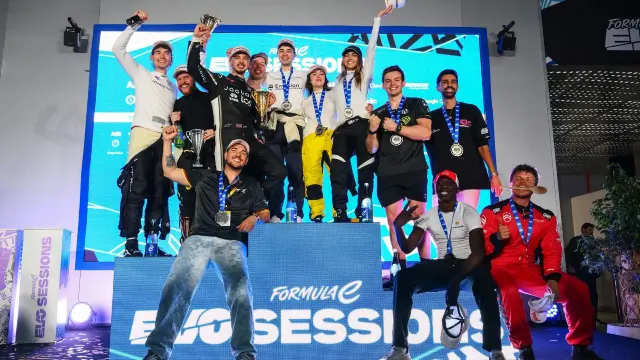 Los creadores de contenido celebrando tras la nueva edición de la carrera