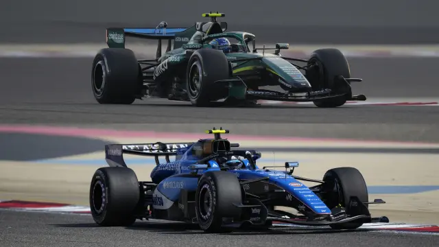 Fernando Alonso y Carlos Sainz, en sus respectivos monoplazas en la pretemporada