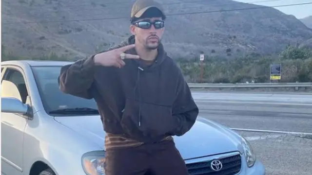 Bad Bunny publicó esta foto con su Toyota Corolla de 2003 en sus redes sociales