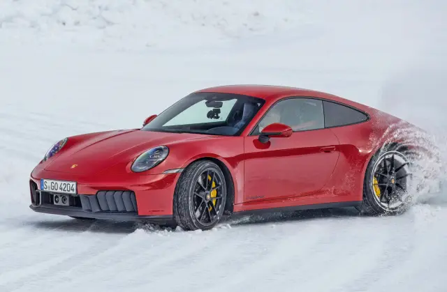 Enfrentamos al Porsche 911 Carrera 4 GTS vs. Mercedes-AMG GT 63 4Matic+ en la nieve. El 911 en nieve.