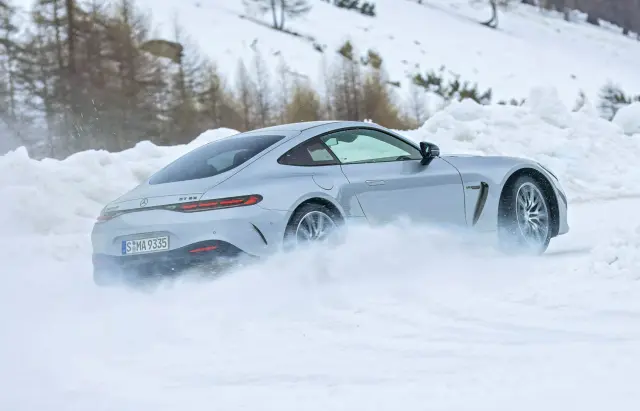 Enfrentamos al Porsche 911 Carrera 4 GTS vs. Mercedes-AMG GT 63 4Matic+ en la nieve. El AMG-GT en nieve.