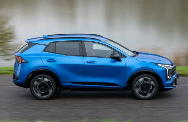 Comparativa del Renault Austral Full Hybrid E-Tech 200 vs Kia Sportage 1.6 T-GDI AWD. Barrido del Kia.