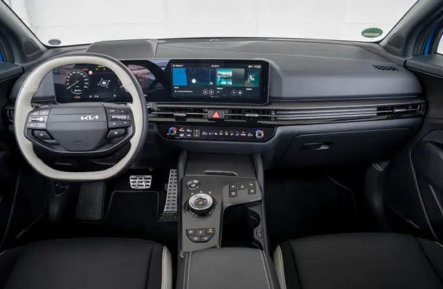 Comparativa del Renault Austral Full Hybrid E-Tech 200 vs Kia Sportage 1.6 T-GDI AWD. Cockpit del Kia.