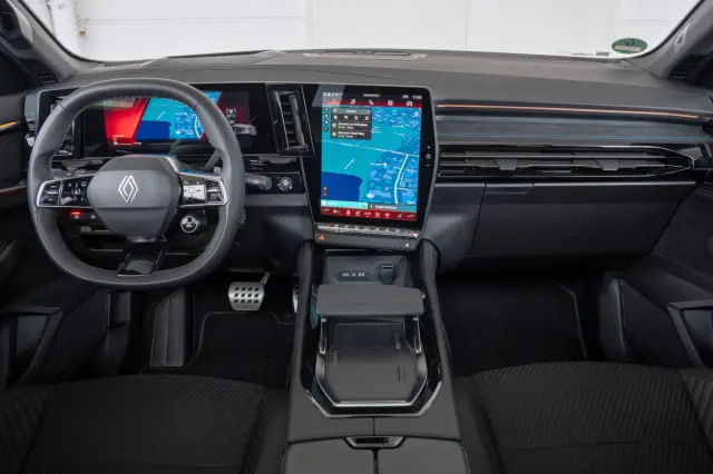 Comparativa del Renault Austral Full Hybrid E-Tech 200 vs Kia Sportage 1.6 T-GDI AWD. Cockpit del Renault.