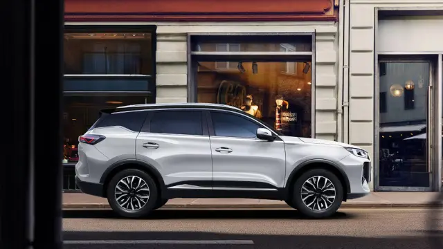 El S700, SUV compacto de Ebro, llega en versión híbrida