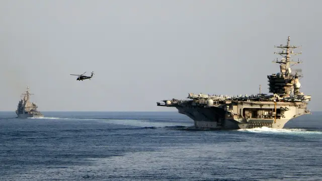 El portaaviones USS Dwight D. Eisenhower y otros buques de guerra cruzaron el Estrecho de Ormuz hacia el Golfo Pérsico.