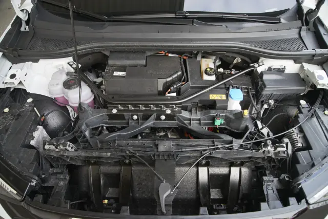 Aunque el motor está en posición trasera, no queda hueco bajo el capó. Admite carga de 11 kW (alterna) y 165 kW (en continua).