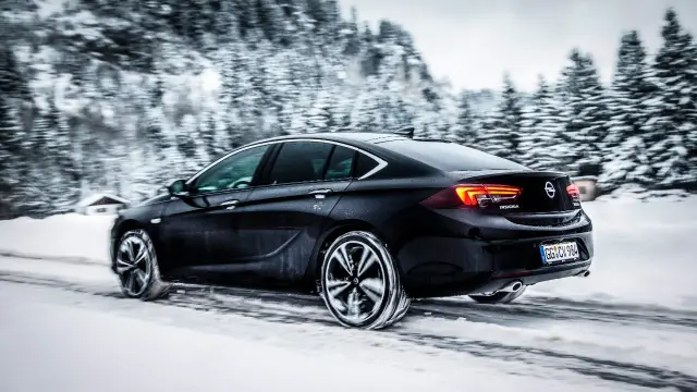 Coche circulando sobre nieve.
