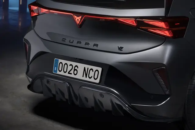 El difusor es más agresivo, pero la longitud total del coche es 8 mm más corta.