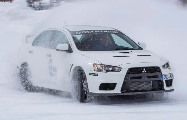 Mitsubishi Lancer Evo X vs. Toyota GR Yaris en nieve. El Lancer derrapando.