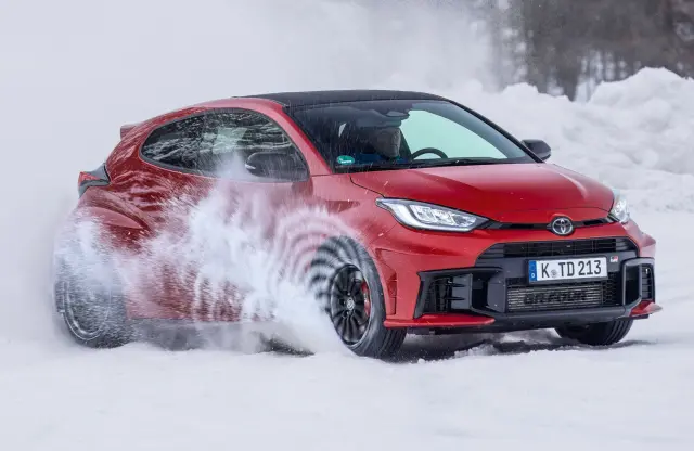Mitsubishi Lancer Evo X vs. Toyota GR Yaris en nieve. El Yaris derrapando.