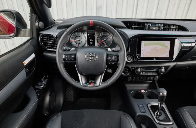 Maxus T60 Max 4WD vs Toyota Hilux 2,8-l-D-4D. Cockpit del Hilux.