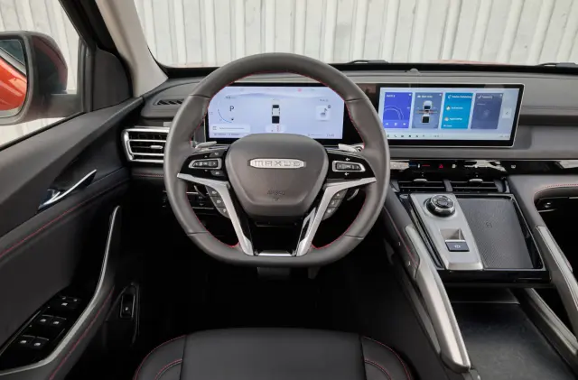 Maxus T60 Max 4WD vs Toyota Hilux 2,8-l-D-4D. Cockpit del Maxus T60.
