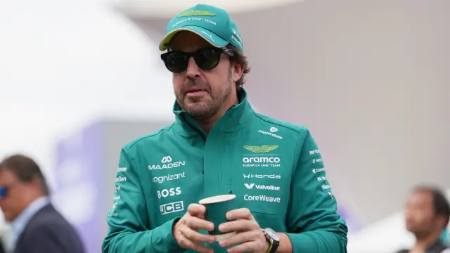 Alonso deleitó a todos con un gran salida en un nuevo día gris para Aston Martin