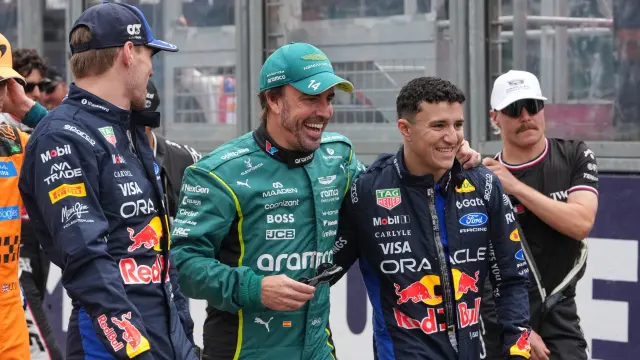 Alonso bromeando con los Red Bull antes de empezar la carrera