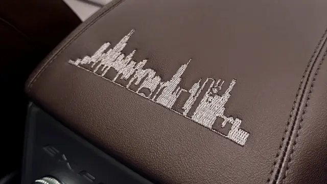 El Ford Explorer híbrido del Papa León XIV