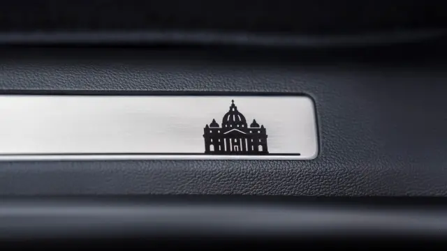 El Ford Explorer híbrido del Papa León XIV
