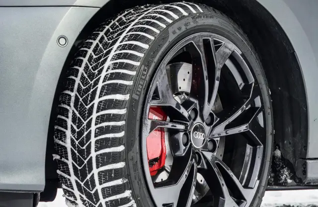Comparativa del Volkswagen Golf R vs Audi S3. Llanta del Audi.