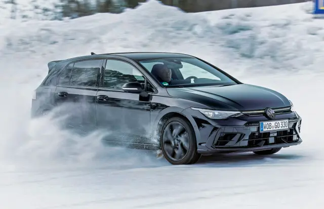 Comparativa del Volkswagen Golf R vs Audi S3. El Golf derrapando.