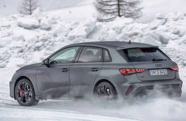 Comparativa del Volkswagen Golf R vs Audi S3. El Audi derrapando.