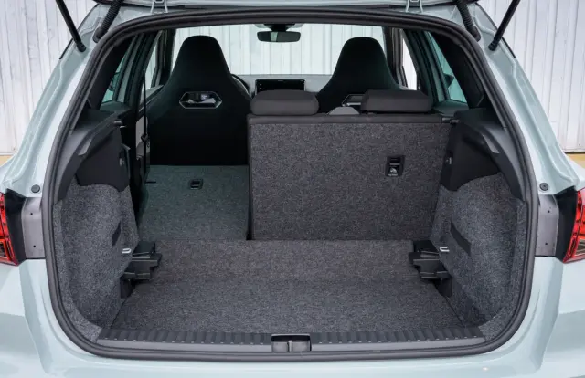 Seat Arona 1.5 TSI vs. Opel Mokka Hybrid. Maletero del Arona.