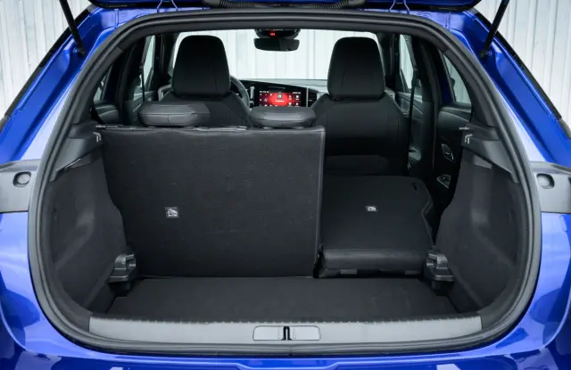 Seat Arona 1.5 TSI vs. Opel Mokka Hybrid. Maletero del Mokka.