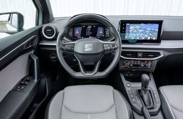 Seat Arona 1.5 TSI vs. Opel Mokka Hybrid. Cockpit del Seat.