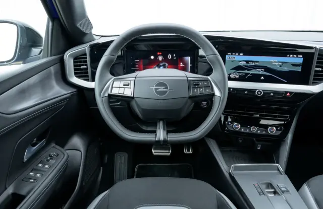 Seat Arona 1.5 TSI vs. Opel Mokka Hybrid. Cockpit del Opel.