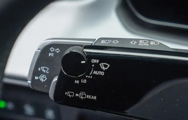 He probado el Audi Q3 Sportback e-hybrid. Mando de los limpias  e intermitentes.
