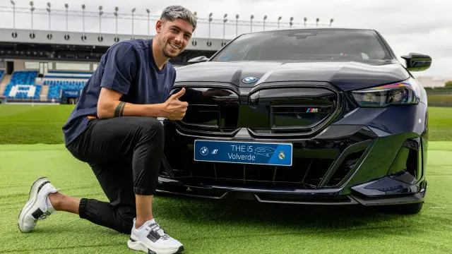 Fede Valverde posa con su BMW i5