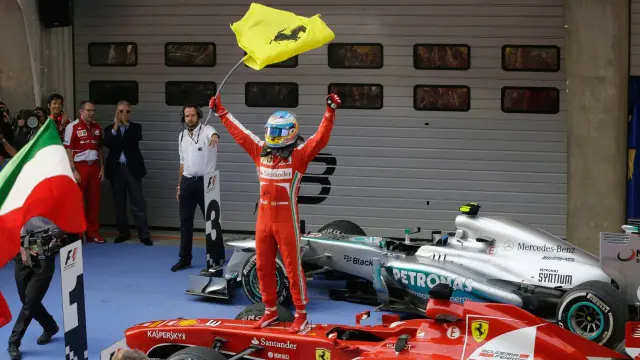 Fernando Alonso celebrando su triunfo en China