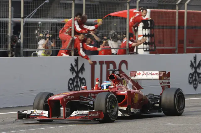 Los mecánicos de Ferrari celebrando el triunfo de Alonso en China en 2013