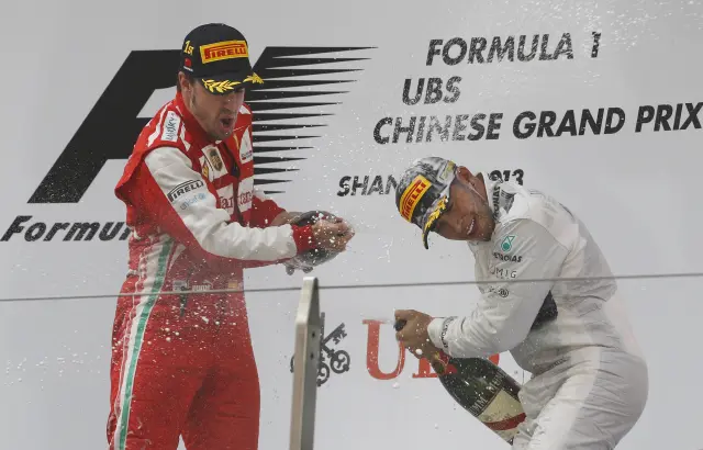 Fernando Alonso y Lewis Hamilton en el podio de China 2013