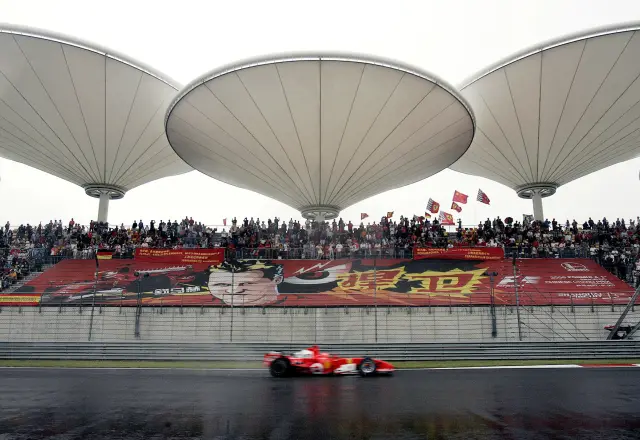 Schumacher con su Ferrari en el circuito de Shanghái en 2006