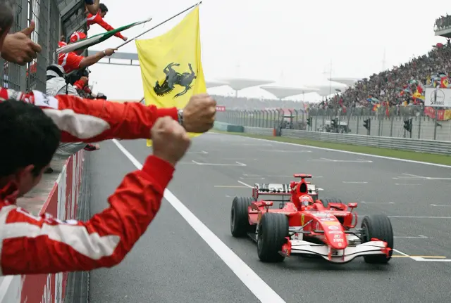 Los mecánicos de Ferrari celebrando el triunfo de Michael Schumacher en China 2006