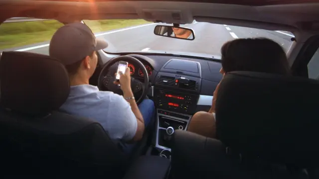 Guardia Civil aclara las distracciones al volante más comunes.