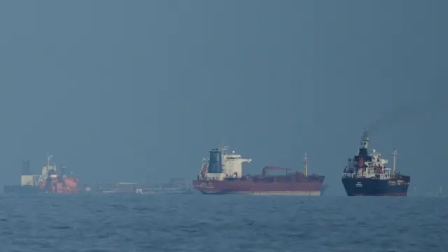 Petroleros y buques de carga hacen fila en el estrecho de Ormuz.