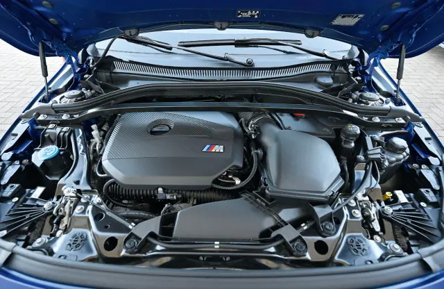 Comparativa del BMW M135 xDrive vs. VW Golf R. Motor del BMW.