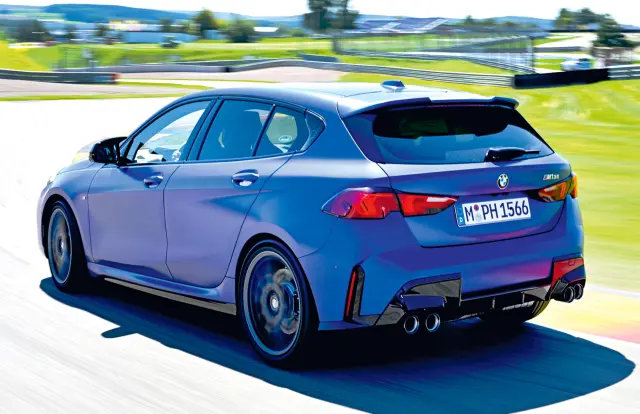 Comparativa del BMW M135 xDrive vs. VW Golf R. Zaga del BMW.