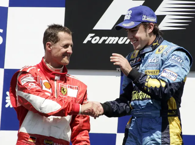 Fernando Alonso recibiendo la felicitación de Michael Schumacher en 2006