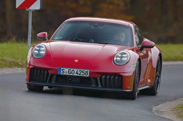 Comparativa: Lamborghini Revuelto vs McLaren Artura, Corvette E-Ray y 911 Carrera GTS. Morro del 911.