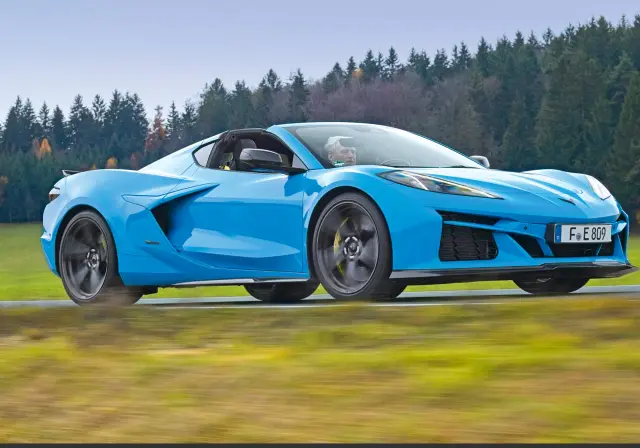Comparativa: Lamborghini Revuelto vs McLaren Artura, Corvette E-Ray y 911 Carrera GTS. Barrido del Corvette.