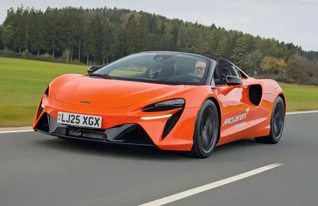Comparativa: Lamborghini Revuelto vs McLaren Artura, Corvette E-Ray y 911 Carrera GTS. Frontal del Artura.