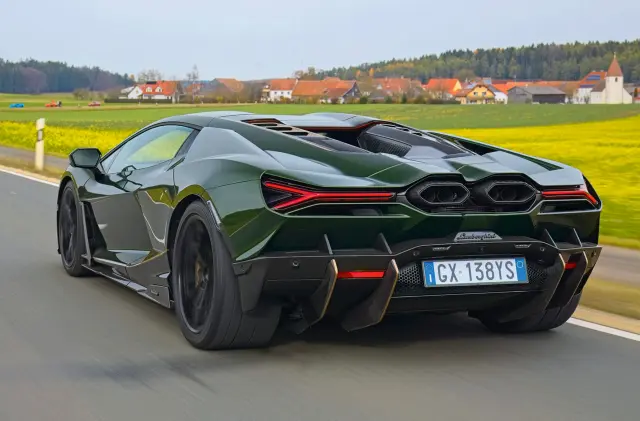 Comparativa: Lamborghini Revuelto vs McLaren Artura, Corvette E-Ray y 911 Carrera GTS. Zaga del Lambo.